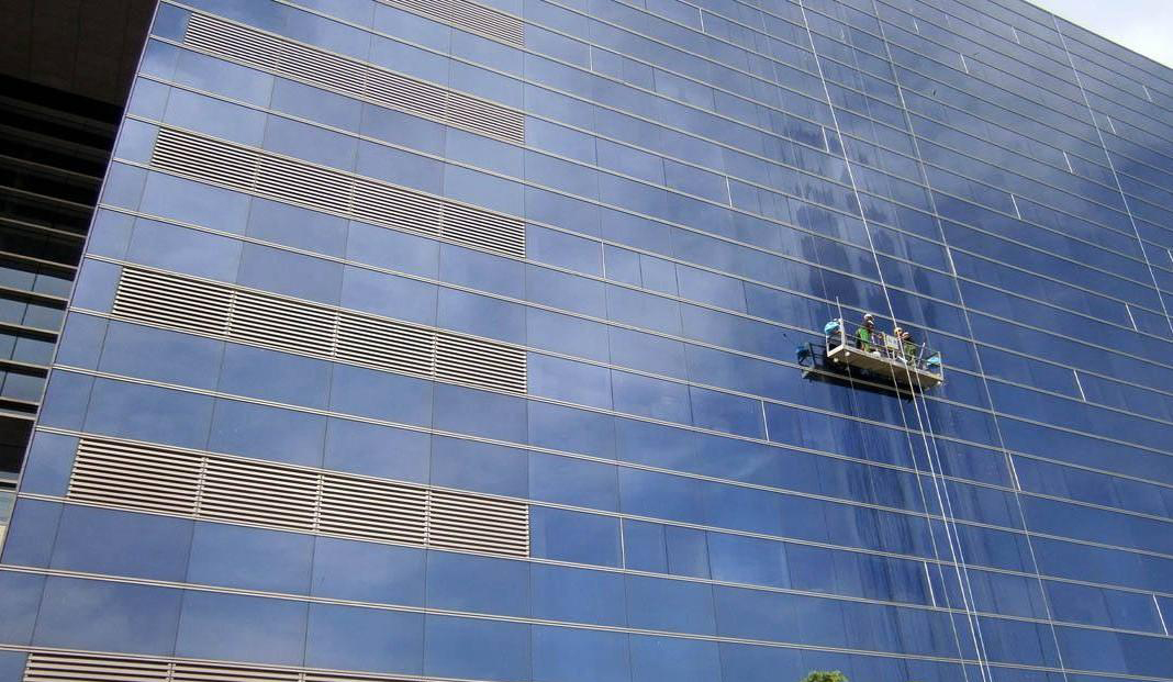 保洁公司是如何进行高空外墙清洗的？
