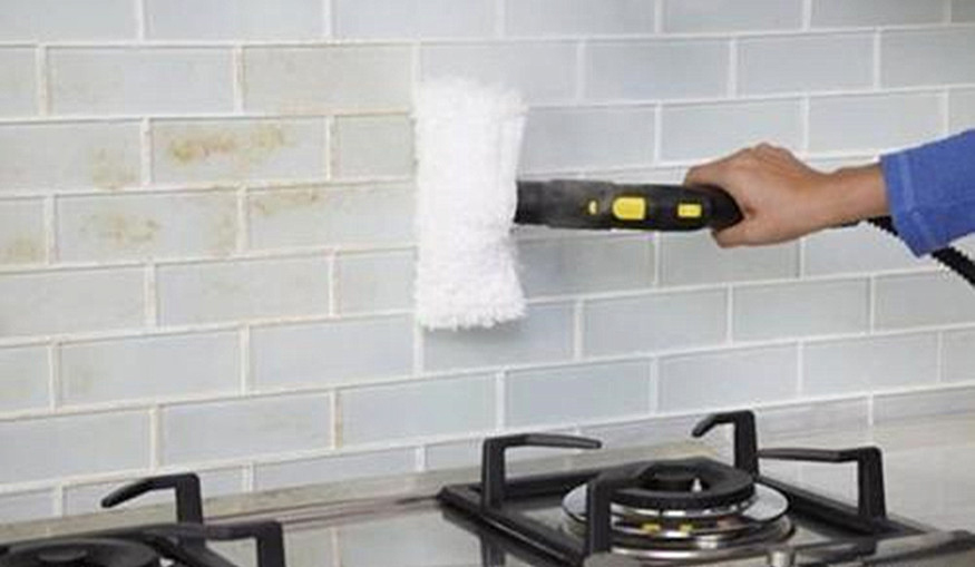 清洁公司是如何清洁厨房瓷砖缝隙的黑垢
